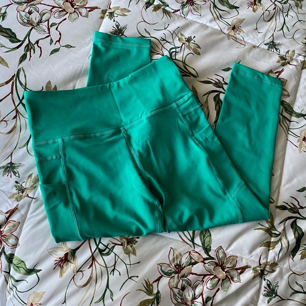 💚NWOT ZYIA Emerald Crop Leggings💚